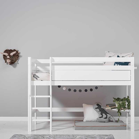 Halbhohes Bett mit Leiter und Lattenrost weiß